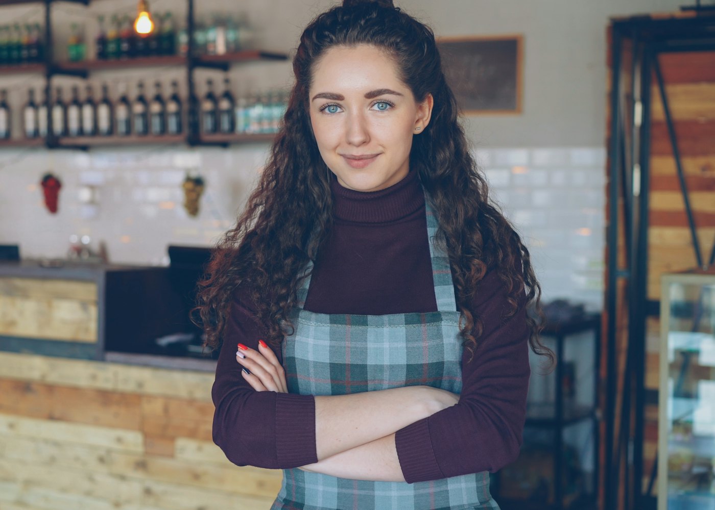 Dueña de una cafetería en su negocio